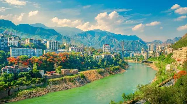 四川致敬，领导与同胞的深情凝聚